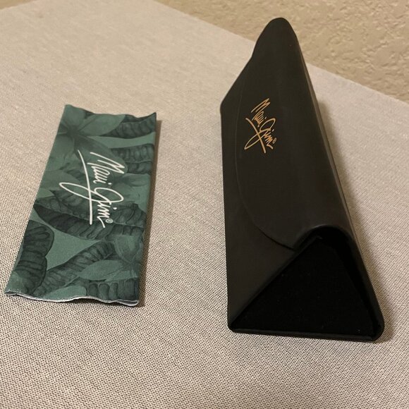 MAUI JIM Black Trifold Magnetic Close Foldable Glasses Case with Cleaning Cloth - Picture 2 of 4